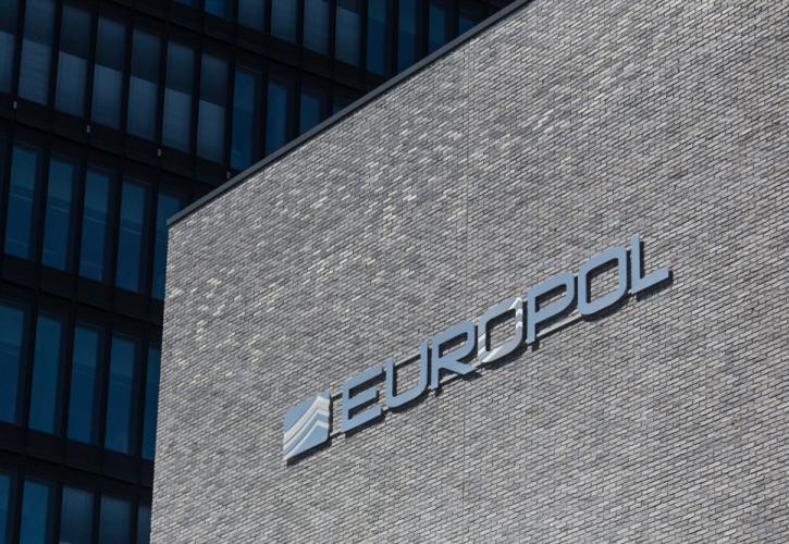 Europol: 6.500 συλλήψεις μετά το κλείσιμο του δικτύου κρυπτογραφημένων συνομιλιών Encrochat