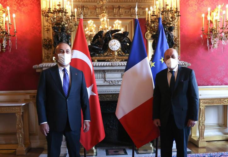 Συνάντηση Τσαβούσογλου - Λε Ντριάν για ενίσχυση των σχέσεων Τουρκίας και Γαλλίας