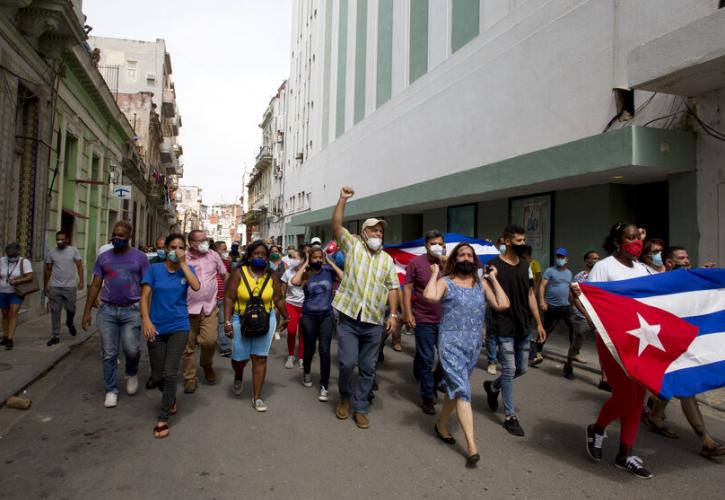 Πρωτοφανείς αντικυβερνητικές διαδηλώσεις σε πολλές πόλεις της Κούβας