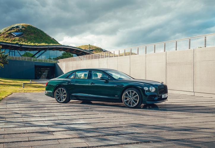Η Bentley εξηλεκτρίζει τη Flying Spur παρουσιάζοντας την υβριδική της έκδοση