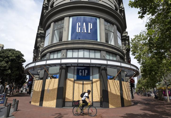 Σε 1.800 απολύσεις προχωρά η Gap για την εξοικονόμηση κόστους