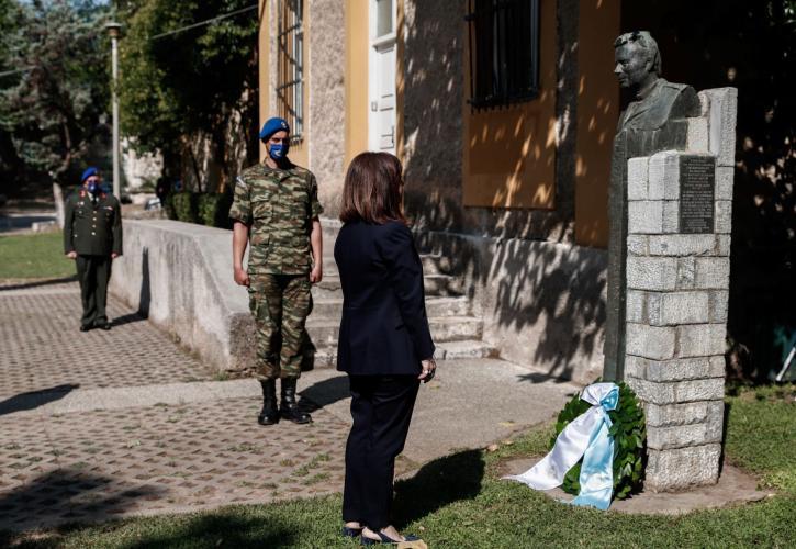 Κατάθεση στεφάνου στην προτομή του Σπ. Μουστακλή από την ΠτΔ