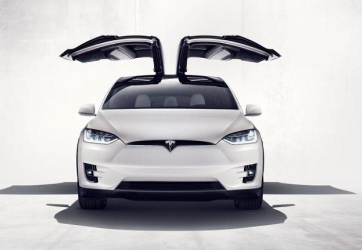 Tesla: Φέρεται να αποχωρεί από τα malls
