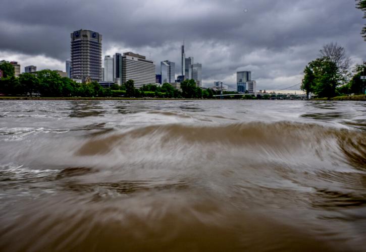 ΗΑΕ: Σε συναγερμό οι χώρες του Κόλπου λόγω των καταρρακτωδών βροχών