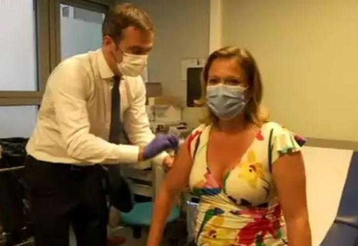 Γαλλία: Ο υπουργός Υγείας εμβολίασε μπροστά στις τηλεοπτικές κάμερες την υφυπουργό Οικονομικών