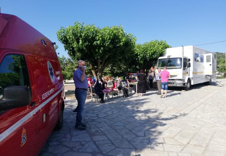 Ξεκίνησαν οι εμβολιασμοί από κινητές ομάδες σε ορεινά χωριά της Στερεάς Ελλάδας 