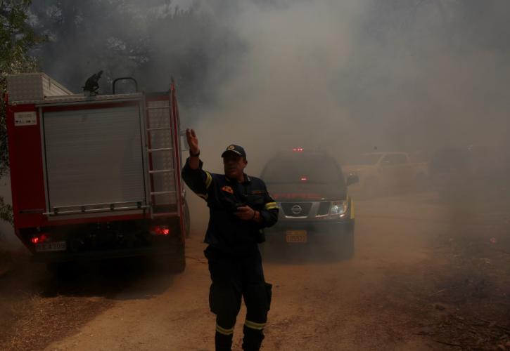 Ασθενοφόρα του ΕΚΑΒ έχουν αναπτυχθεί λόγω της φωτιάς σε ασφαλή σημεία στην περιοχή της Αρχαίας Ολυμπίας