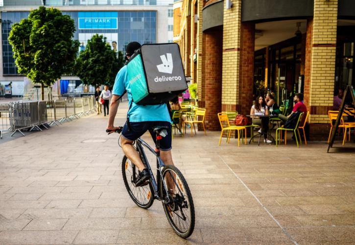 Βρετανία: Οι εργαζόμενοι στην Deliveroo δεν είναι «μισθωτοί» - Δεν νομιμοποιείται η σύσταση σωματείου