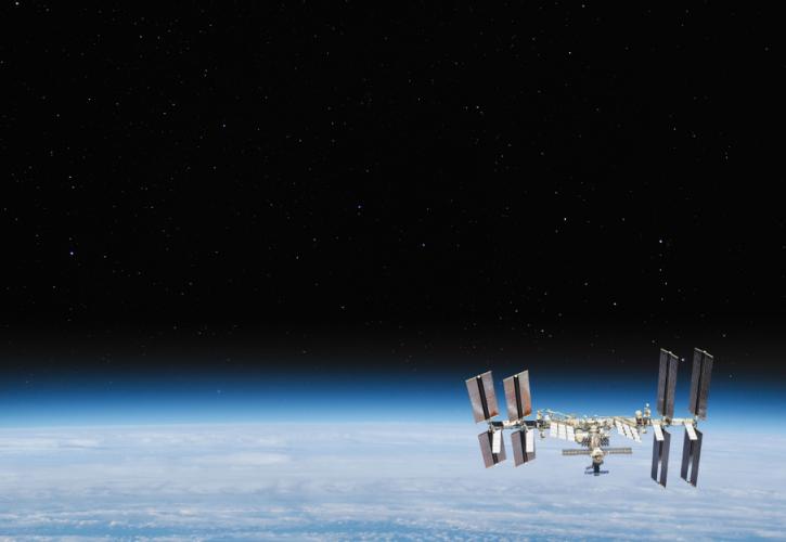 Roskosmos: «Άγνωστο» αντικείμενο θα προσεγγίσει αύριο τον Διεθνή Διαστημικό Σταθμό (ISS)