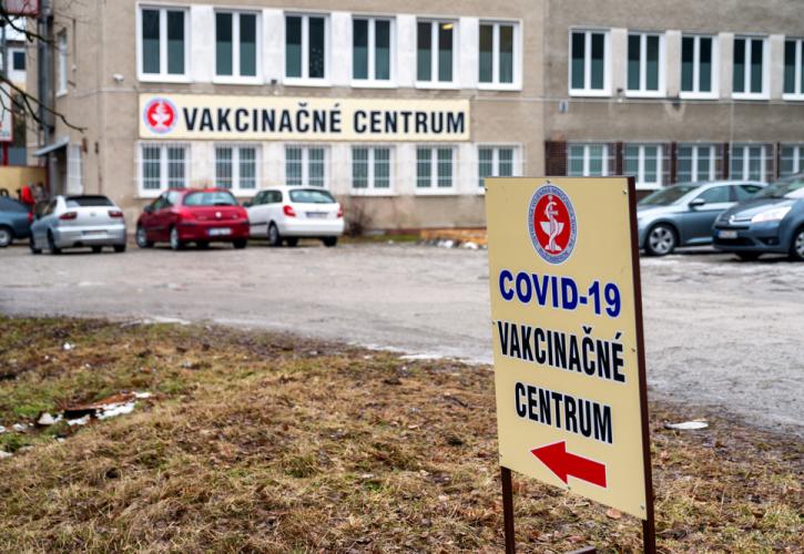 Η Σλοβακία δίνει 300 ευρώ στους άνω των 60 ετών για εμβολιασμό