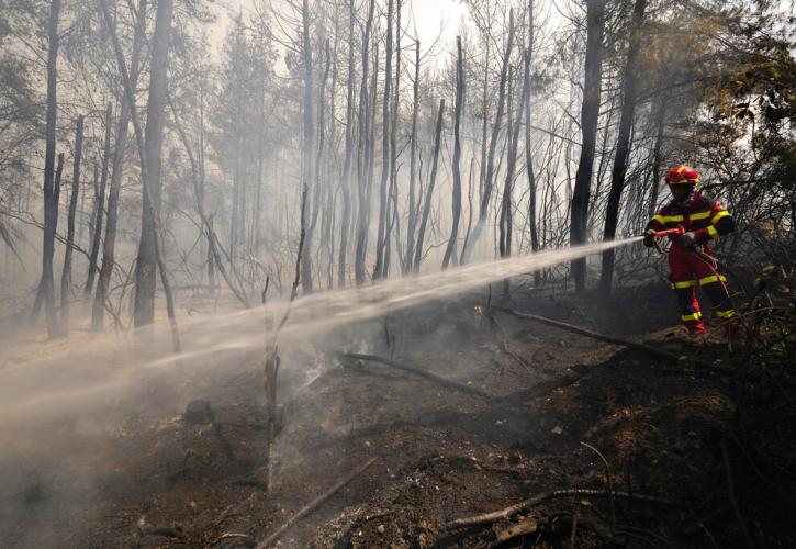 Συνεχίζει ανεξέλεγκτα η φωτιά στην Αρκαδία - Εκκενώθηκε το χωριό Καλλιάνι