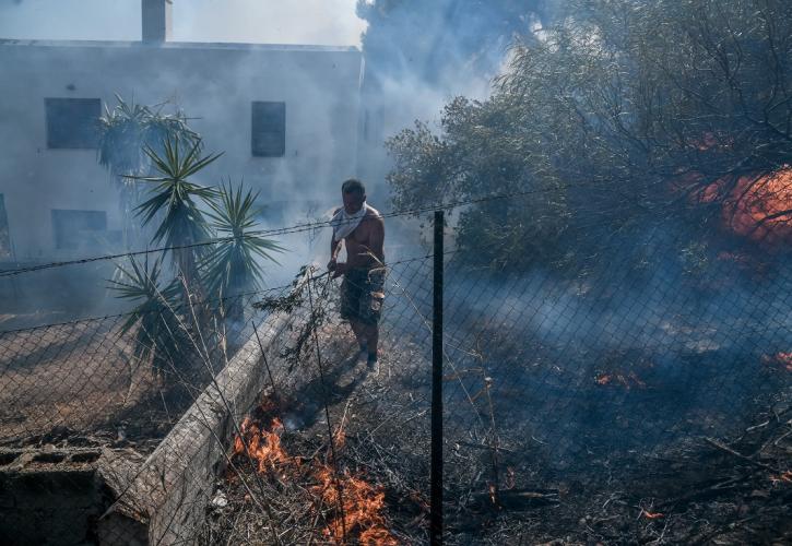 Φωτιά στα Βίλια: Νύχτα-θρίλερ στο όρος Πατέρα -Βελτιωμένη η κατάσταση στην Κερατέα