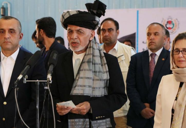 Αφγανιστάν: Ο Άσραφ Γάνι στηρίζει τις διαπραγματεύσεις Ταλιμπάν - Χαμίντ Καρζάι