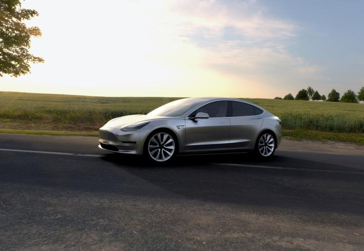 Οι ΗΠΑ ζητούν εξηγήσεις από την Tesla για 830.000 οχήματα