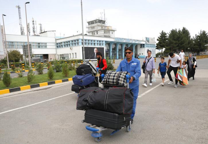 Καμπούλ: Περίπου 12.000 ξένοι και Αφγανοί έχουν απομακρυνθεί από την Κυριακή
