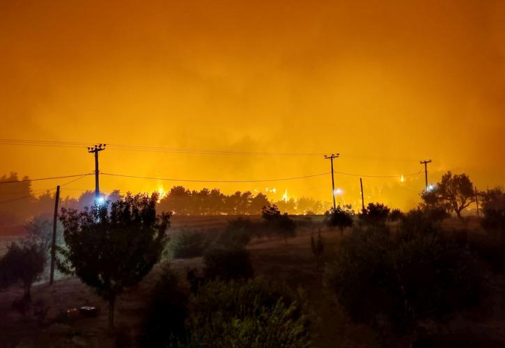 Φωτιά κοντά σε σπίτια στο Μαρμάρι Ευβοίας - Ισχυροί άνεμοι πνέουν στην περιοχή