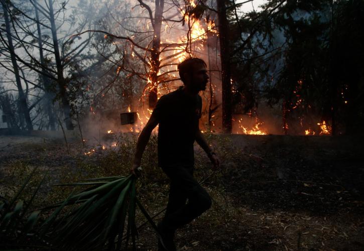 Εισαγγελική παρέμβαση για τα αίτια της πυρκαγιάς στη Βαρυμπόμπη Αττικής