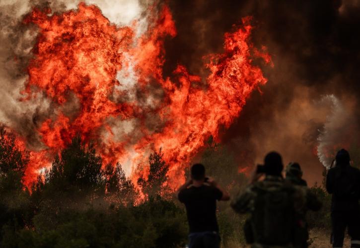 Εκτός ελέγχου η πυρκαγιά στη Βαρυμπόμπη: Καίγονται σπίτια στη Δροσοπηγή, εκκένωση σε Αφίδνες και Κρυονέρι