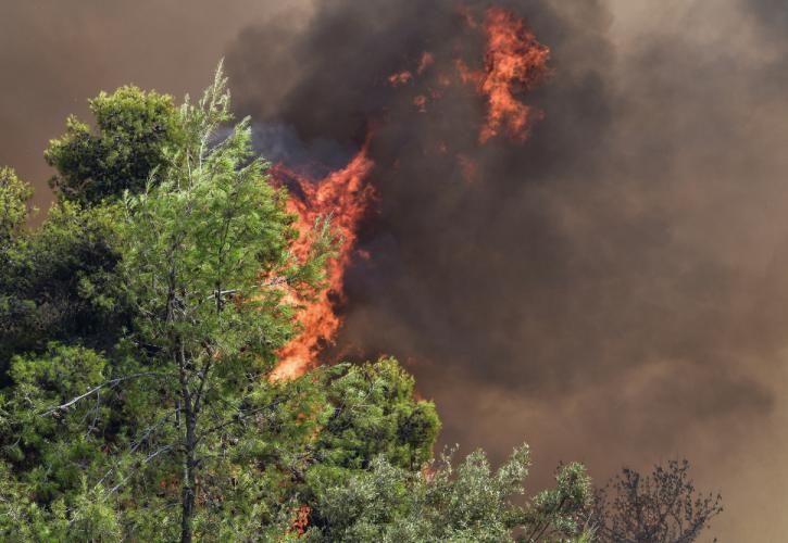 Μεγάλη φωτιά στη Ρόδο - Εκκενώθηκε το χωριό Σορώνη