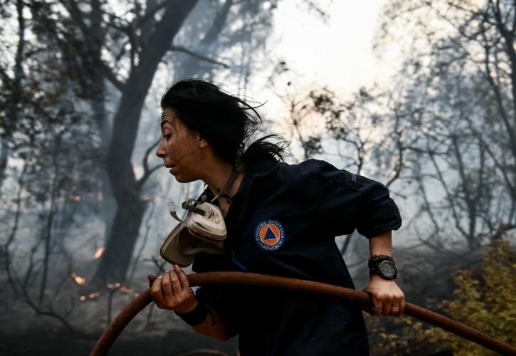 Πυρκαγιά στην Αττική: Μαίνεται η φωτιά, συνεχείς εντολές εκκενώσεων - Νέα νύχτα αγωνίας 