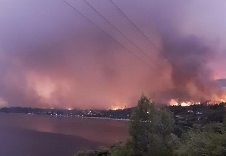 Πυρκαγιά στην Εύβοια: Στις φλόγες παραδόθηκαν οι Ροβιές - Το Λιμενικό απομακρύνει εγκλωβισμένους