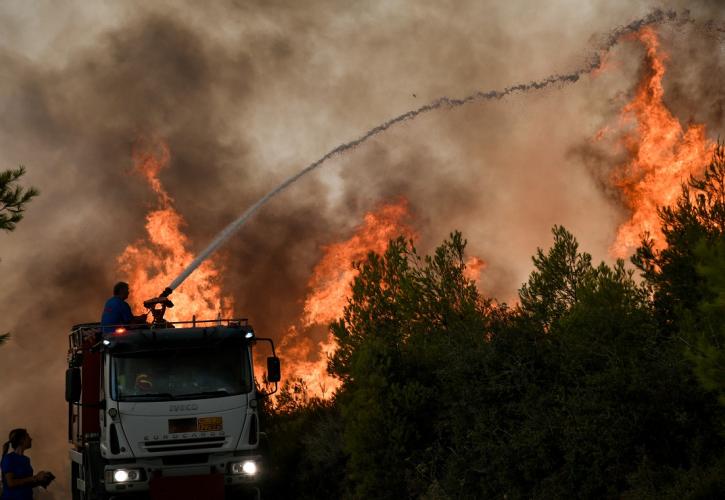 Πυρκαγιά στην Αττική: Εντολή εκκένωσης σε Σταμάτα και Ροδόπολη