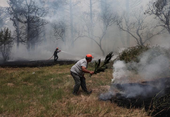 Ο πρώτος νεκρός από τις πυρκαγιές: Κατέληξε 38χρονος εθελοντής δασοπυροσβέστης στο ΚΑΤ