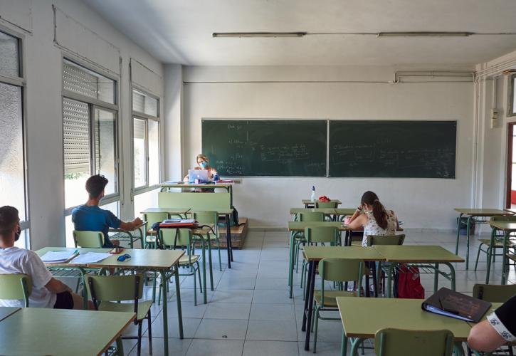 Ισπανία: Οι μαθητές θα επιστρέψουν στα σχολεία, παρά την Όμικρον