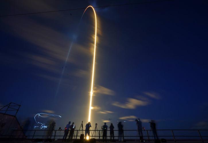 Πτήσεις κοσμοναυτών με τα διαστημόπλοια της SpaceX επιθυμεί η ρωσική διαστημική υπηρεσία