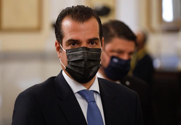 Πλεύρης: Όσοι υγειονομικοί εμβολιαστούν θα επιστρέψουν στην εργασία τους