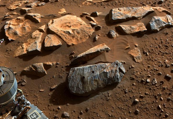 Έκθεση σε νερό μαρτυρούν τα δύο πρώτα πετρώματα που συνέλεξε η NASA από τον Άρη