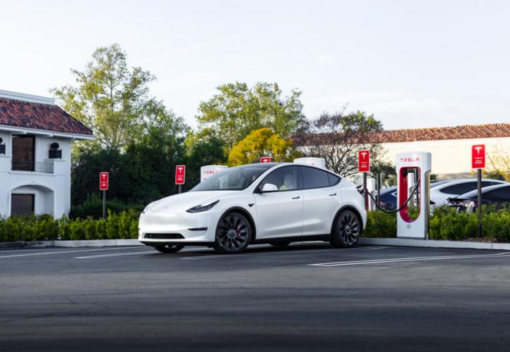 Νέος σταθμός supercharger της Tesla στην Πάτρα
