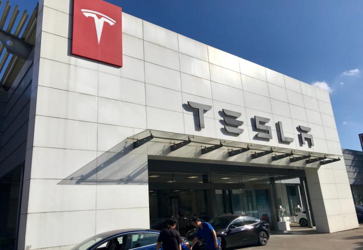 Νέα «βουτιά» 10% για την Tesla - Απώλειες 14,5% από την Παρασκευή