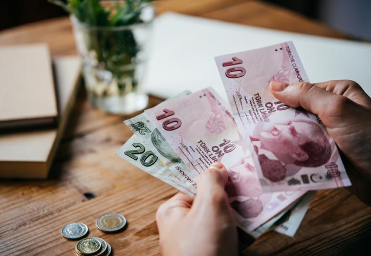 Σε νέα περιπέτεια η τουρκική λίρα μετά την ξαφνική μείωση του επιτοκίου