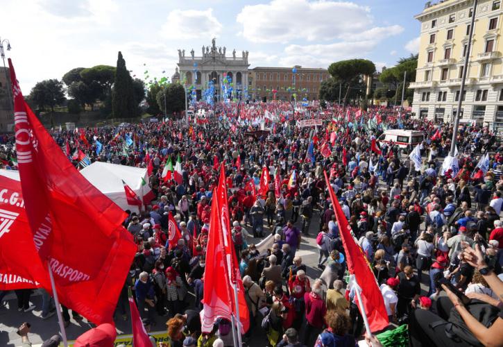 Ιταλία: Διαδήλωση δεκάδων χιλιάδων υπέρ της διάλυσης φασιστικών οργανώσεων - Αρνείται τον κίνδυνο ο Σαλβίνι