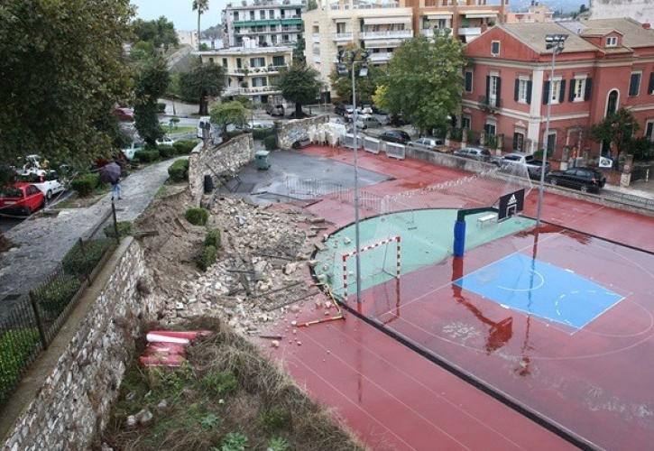 Κέρκυρα: Αποκλεισμένα χωριά, «βομβαρδισμένο» οδικό δίκτυο, αμέτρητες υλικές ζημιές