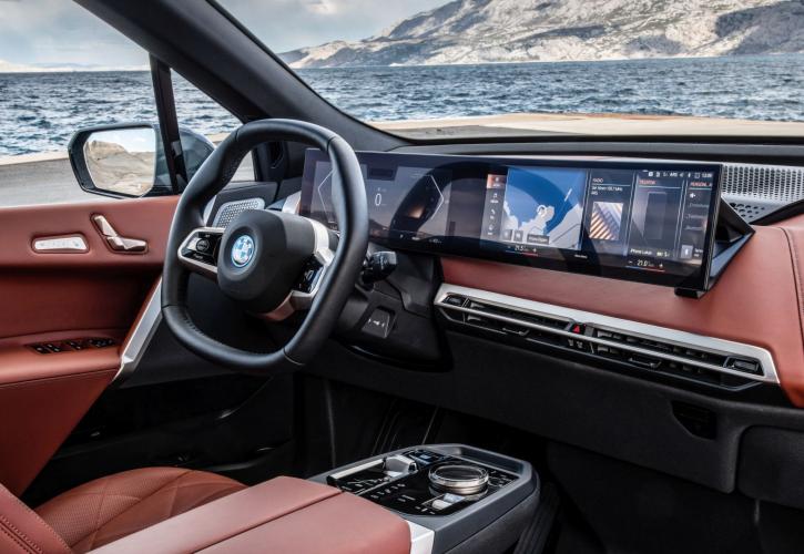 Η BMW υποστηρίζει πως «νίκησε» την Mercedes για τις πωλήσεις πολυτελών οχημάτων το 2021