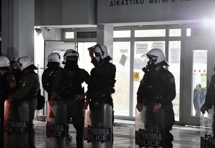 Καταδίωξη στο Πέραμα: Στην ανακρίτρια Πειραιά απολογούνται οι 7 αστυνομικοί