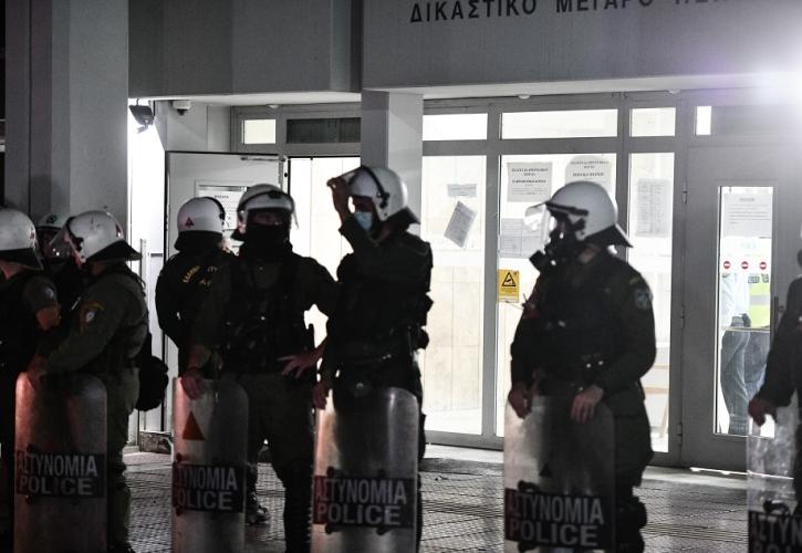 Καταδίωξη στο Πέραμα: Παραδόθηκε στις αρχές ο 14χρονος που είχε διαφύγει