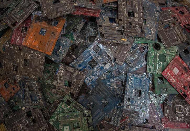 Στους 57,4 εκατ. τόνους τα παγκόσμια ηλεκτρονικά και ηλεκτρικά απόβλητα το 2021