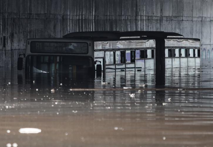 ΟΣΥ: Ενημέρωση για το εγκλωβισμένο - πλημμυρισμένο λεωφορείο στην Παραλιακή