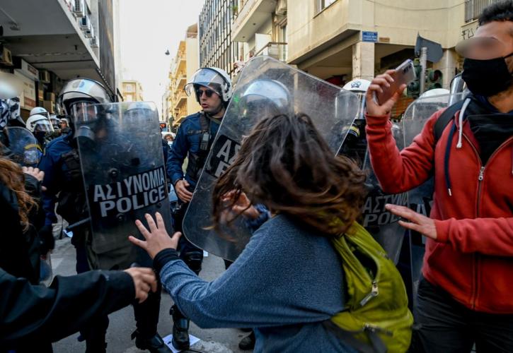 Επεισόδια στο κέντρο της Αθήνας - Τρεις αστυνομικοί τραυματίες - Πέντε προσαγωγές (pics)