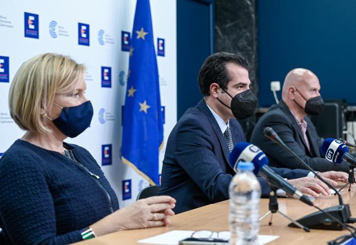 Τέλος στα μίνι lockdown - Πλήρης ελευθερία για εμβολιασμένους σε εστίαση και ψυχαγωγία