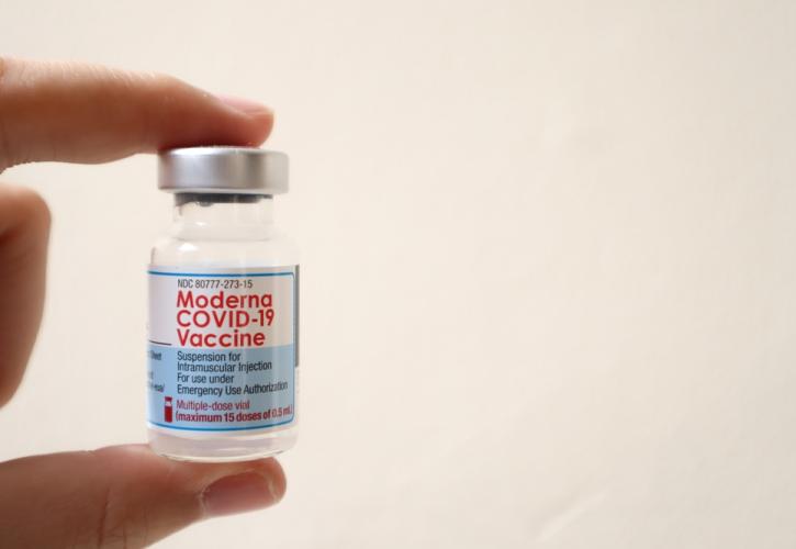 Moderna: Πιθανώς τα υφιστάμενα εμβόλια να είναι λιγότερο αποτελεσματικά έναντι της παραλλαγής Όμικρον