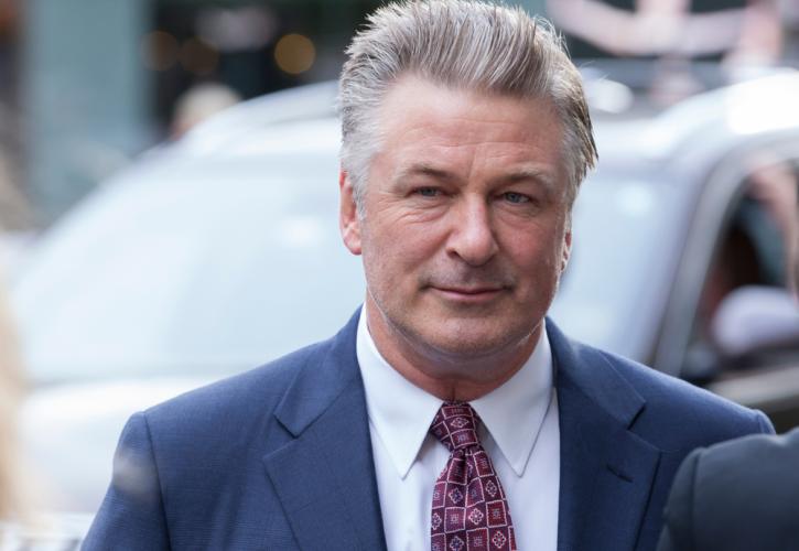 https://www.insider.gr/sites/default/files/styles/cover_image_725x500/public/2021-10/shutterstock_Alec_Baldwin.jpg?itok=Qoi3_c4J