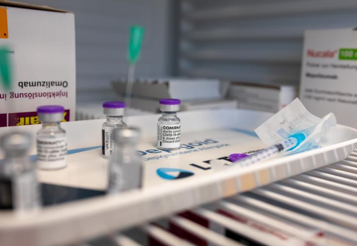 Νέα μελέτη Τσιόδρα – Λύτρα: Ο εμβολιασμός απέτρεψε σχεδόν 20.000 θανάτους