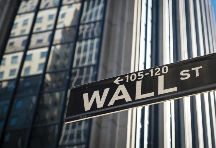Πτωτικά η Wall Street, υπό τη σκιά της Όμικρον 