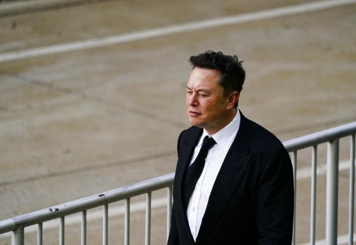 Tesla: Αγωγή από επενδυτή κατά του Μασκ, για την πώληση του 10% των μετοχών