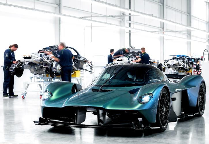 Η πρώτη Aston Martin Valkyrie μόλις βγήκε από τη γραμμή παραγωγής