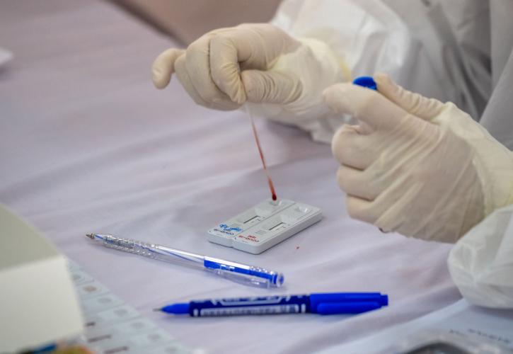 Εξαδάκτυλος - Κορονοϊός: Ενστάσεις για το ενδεχόμενο υποχρεωτικού rapid test σε εμβολιασμένους στις γιορτές